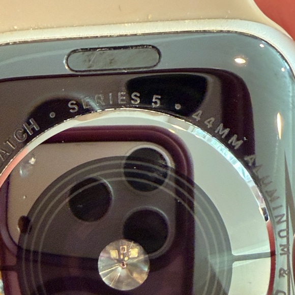 Apple Watch 5 44mm with silver frame and silicone band - Picture 3 of 5